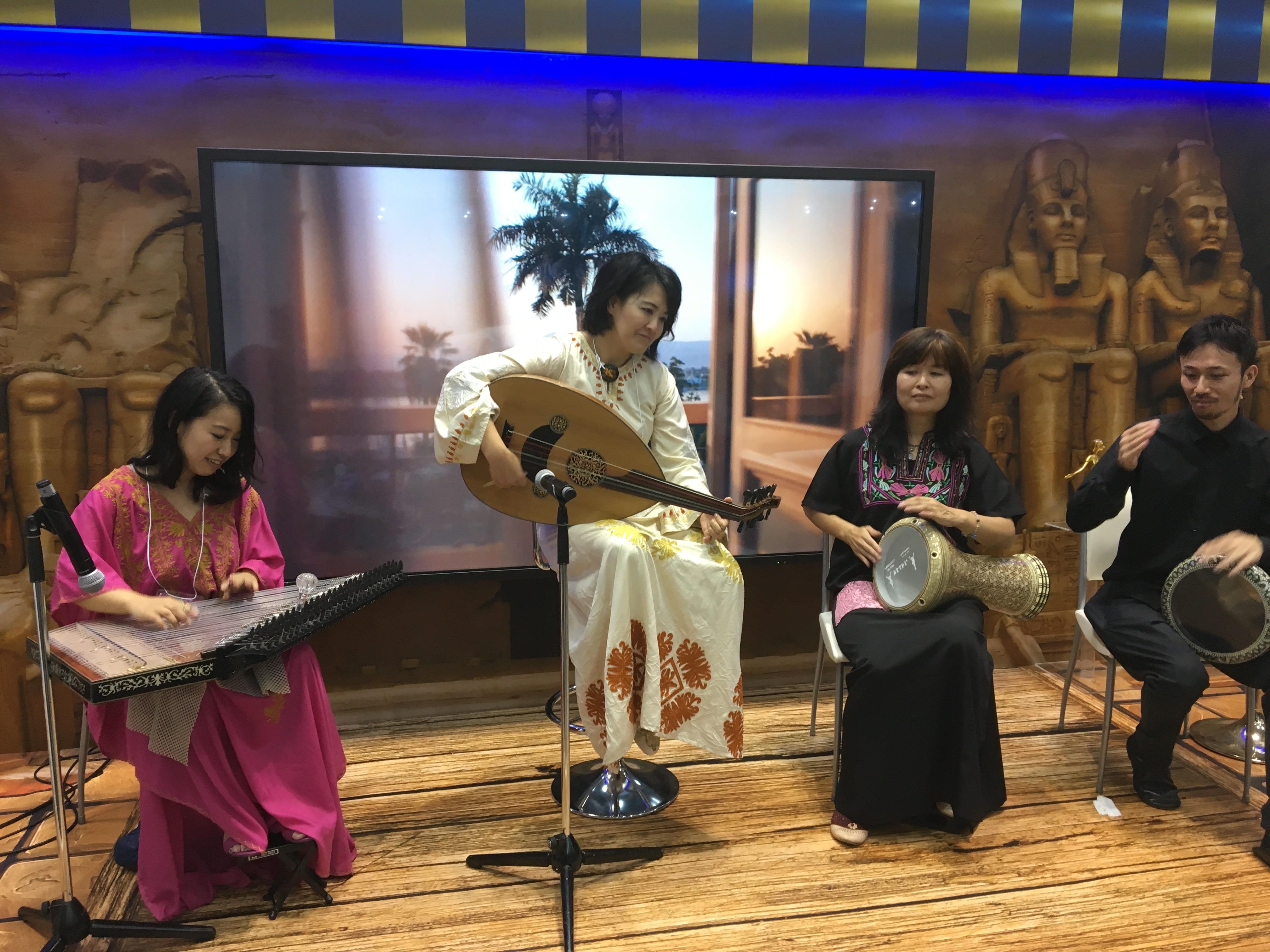 Espectáculo de música oriental durante la feria de viajes en Japón